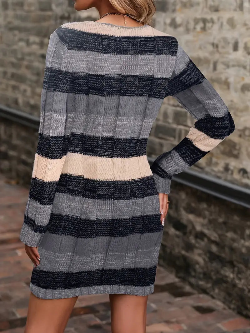 Strickpullover mit V-Ausschnitt - Lässiges Kleid mit langen Ärmeln