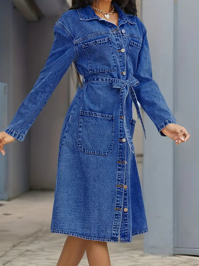 Blaues langärmeliges Denim-Kleid mit aufgesetzten Taschen