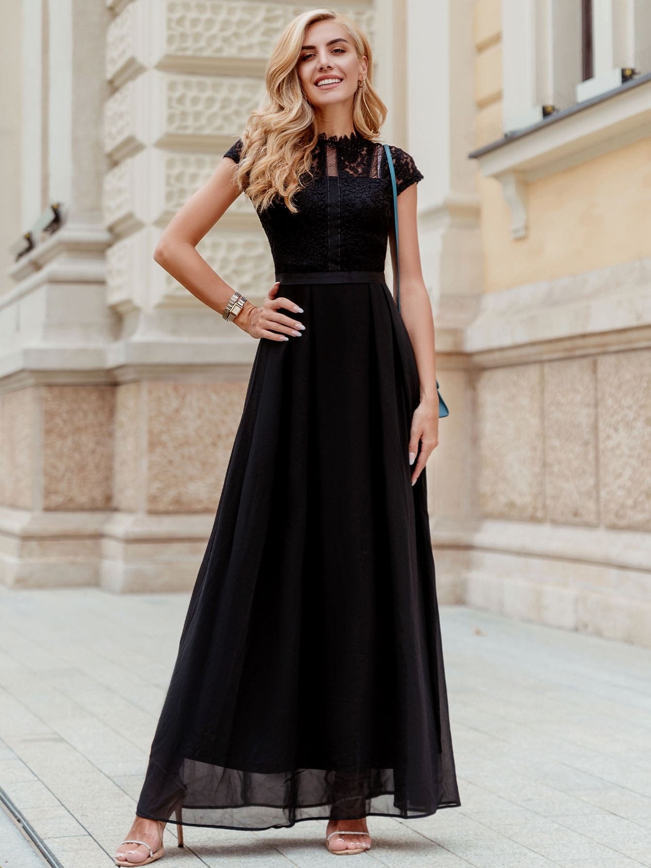 Formelles Chiffonkleid mit kontrastierender Spitze und Falten