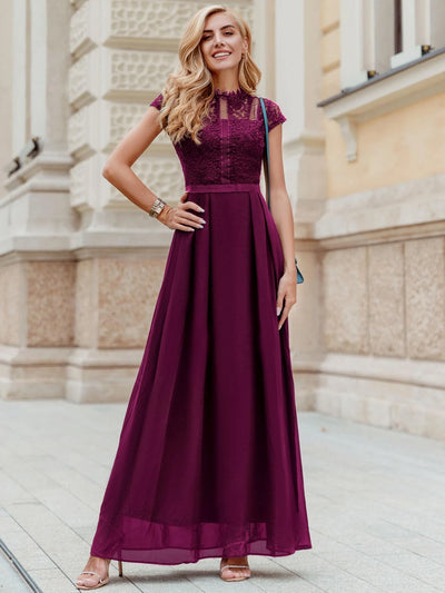 Formelles Chiffonkleid mit kontrastierender Spitze und Falten