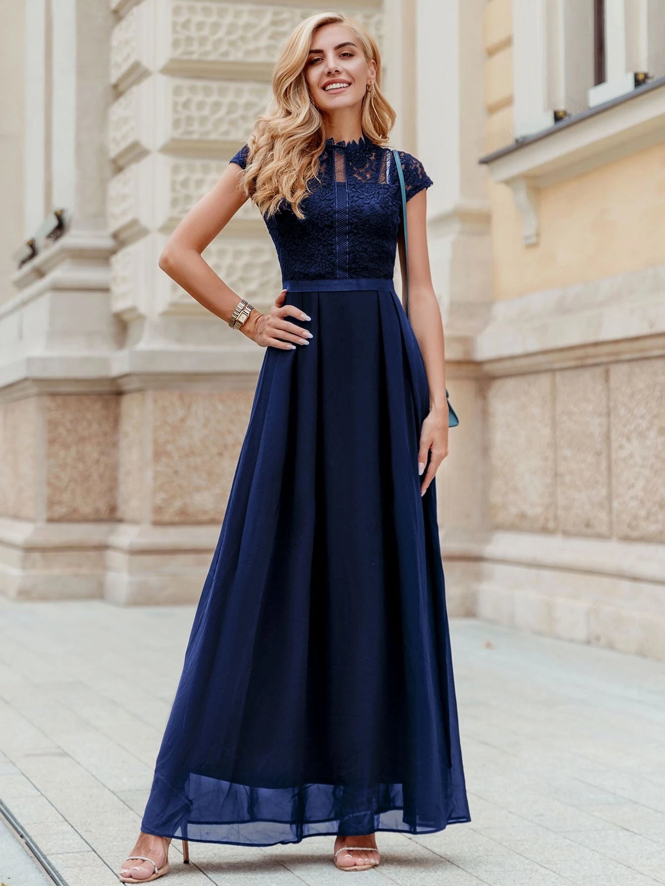 Formelles Chiffonkleid mit kontrastierender Spitze und Falten