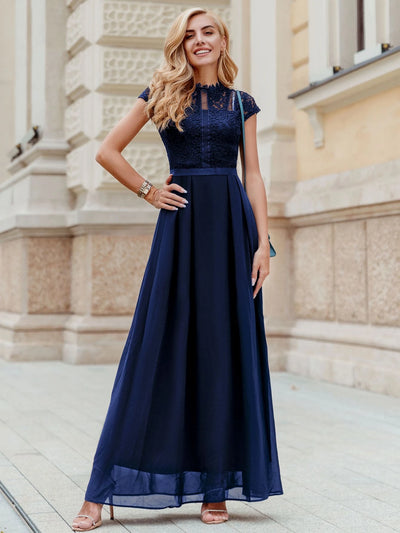 Formelles Chiffonkleid mit kontrastierender Spitze und Falten