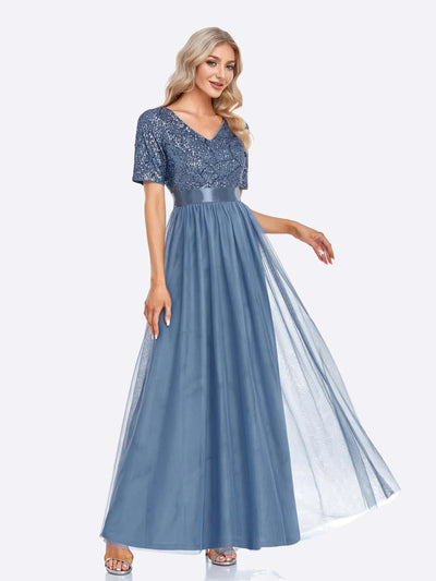 Elegantes Kleid mit kontrastierenden Pailletten und Mesh-Besatz