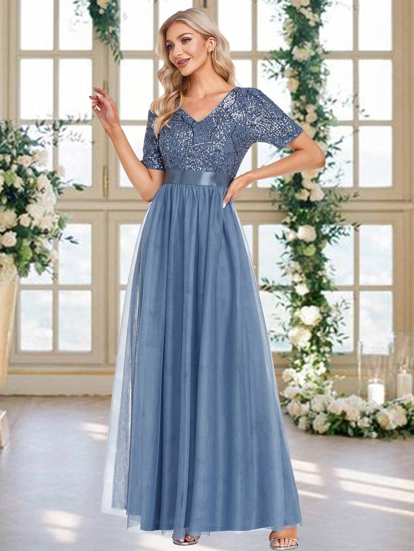 Elegantes Kleid mit kontrastierenden Pailletten und Mesh-Besatz