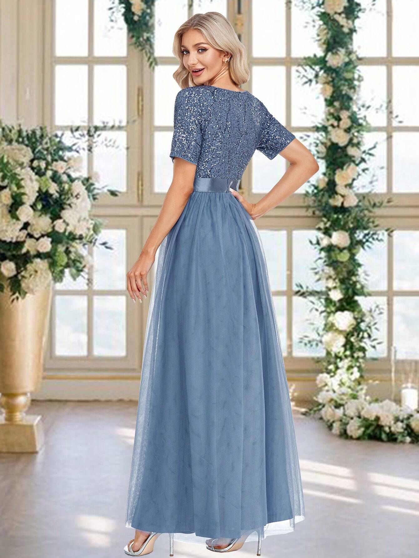 Elegantes Kleid mit kontrastierenden Pailletten und Mesh-Besatz