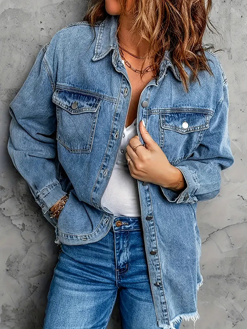 Denim-Jacke mit ausgefranstem Saum und Revers und Pattentaschen