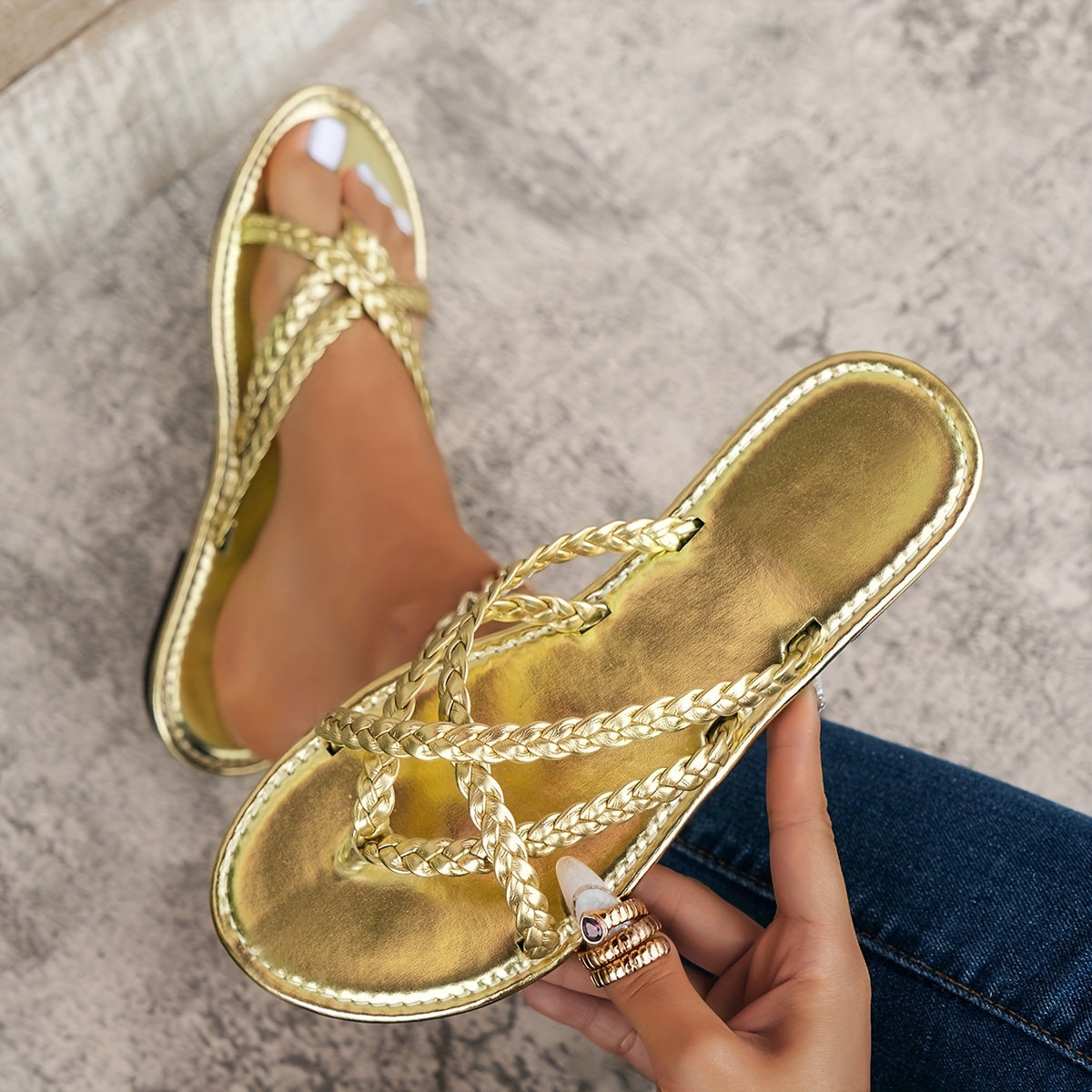 Stylische Plus-Size Goldene Geflochtene Flache Sandalen für Damen