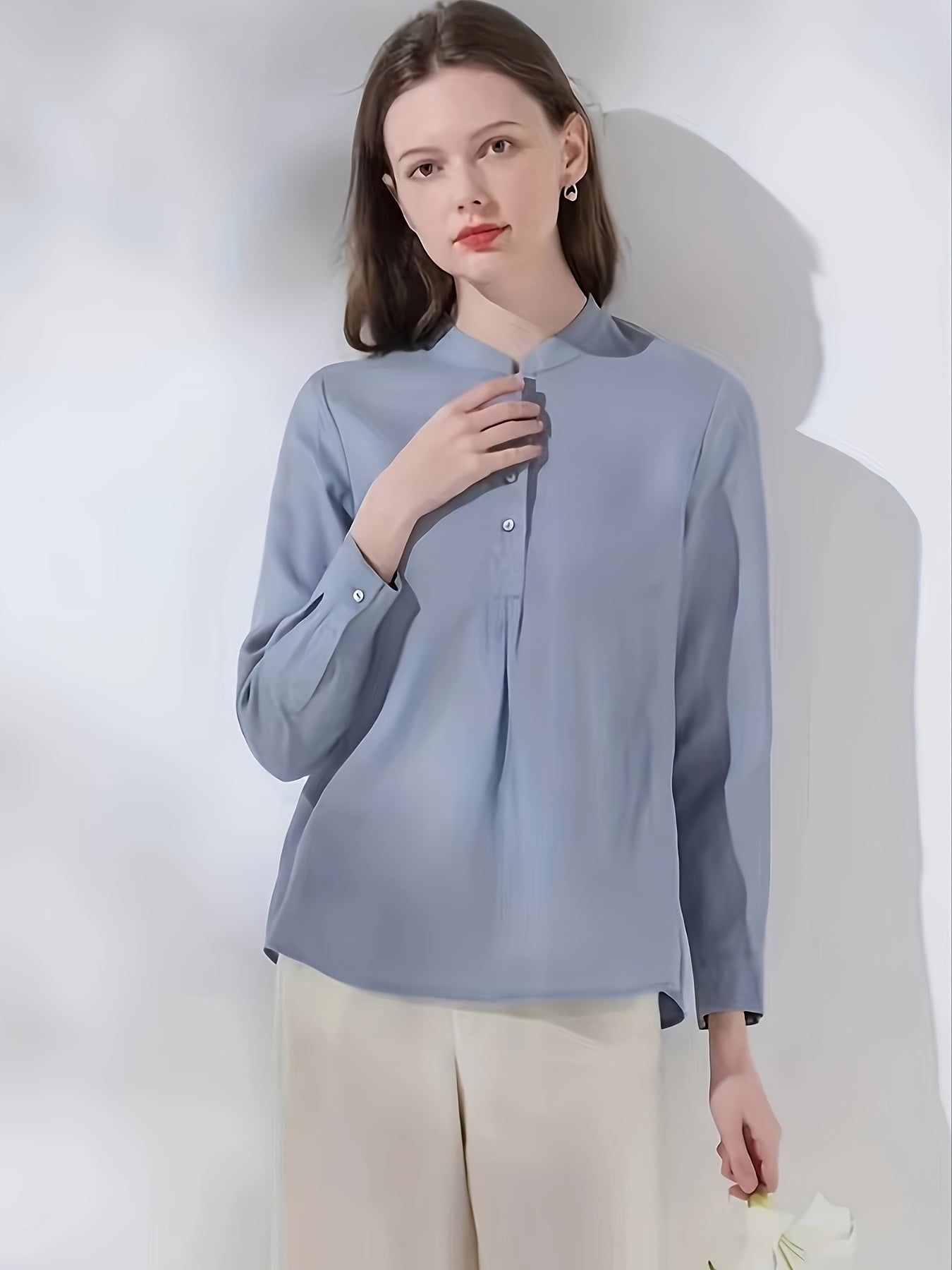 Hellblaue Leinenbluse – Damen Langarmshirt mit Stehkragen, Geteilte Manschetten