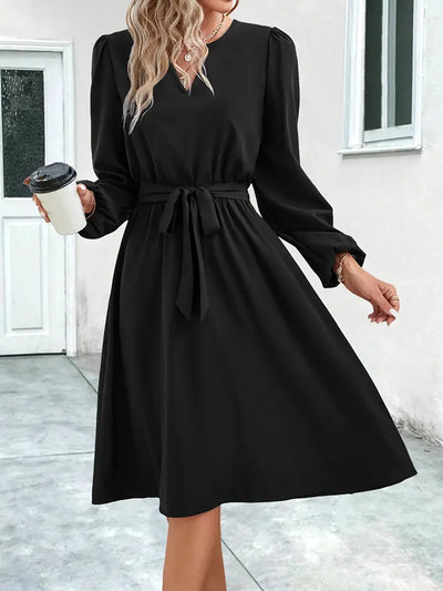 Kleid mit Bindegürtel und Laternenärmeln