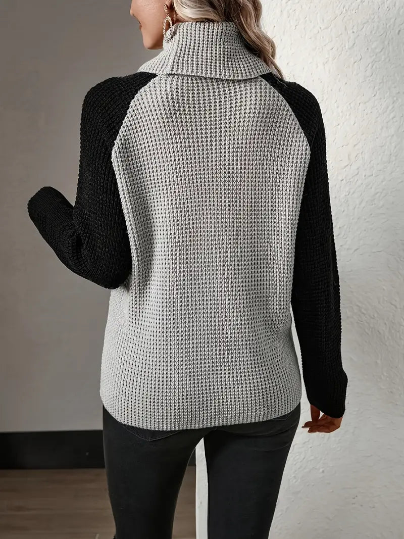 Rollkragenpullover mit Knopfleiste, eleganter asymmetrischer Saum, lange Ärmel