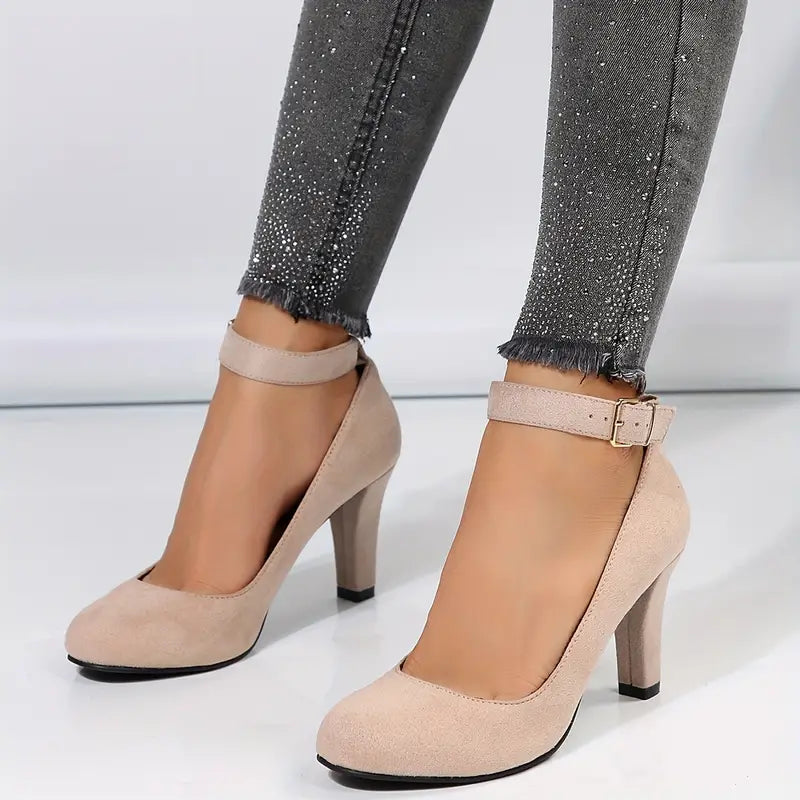 Elegante Pumps mit trendigem Schnallenriemen und Sandalen