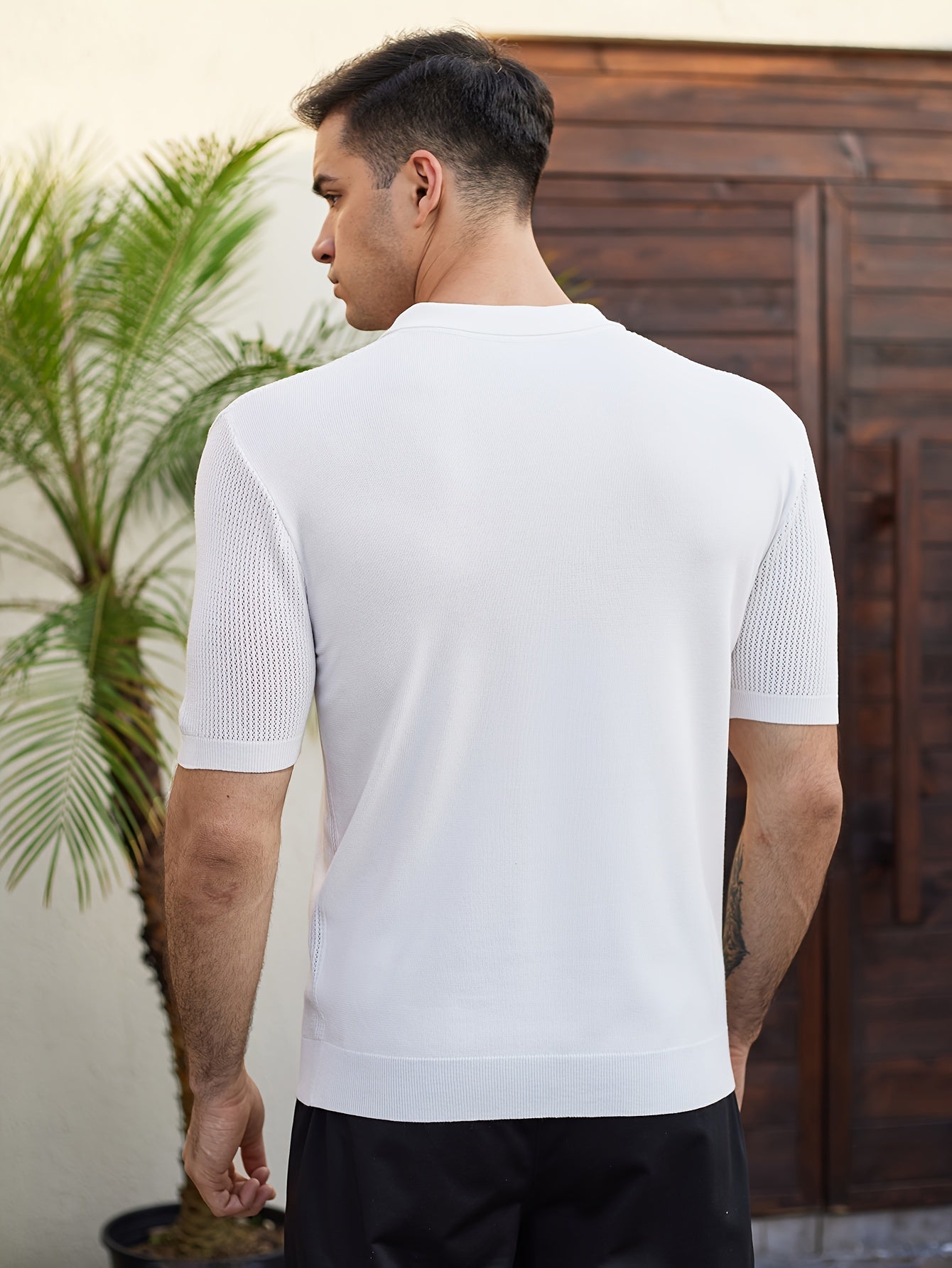 Trendiges Herren Henley-Shirt – Sommerliches Design mit Kokosnussbaum-Muster