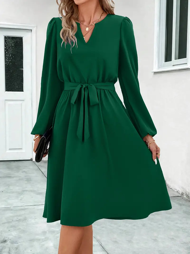 Kleid mit Bindegürtel und Laternenärmeln