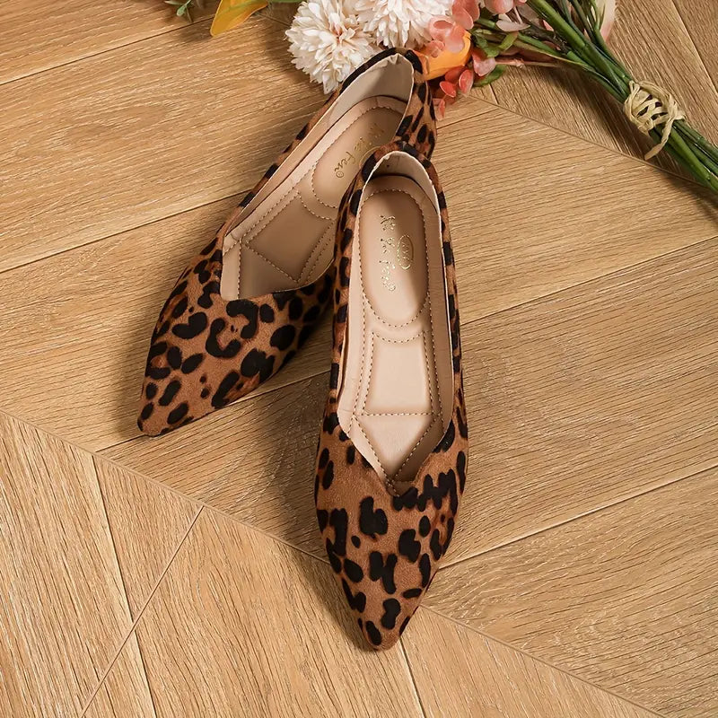 Stilvolle und leichte spitze Ballerinas mit Leopardenmuster