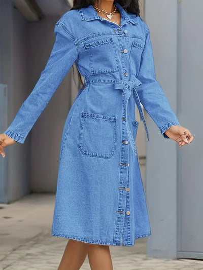 Blaues langärmeliges Denim-Kleid mit aufgesetzten Taschen