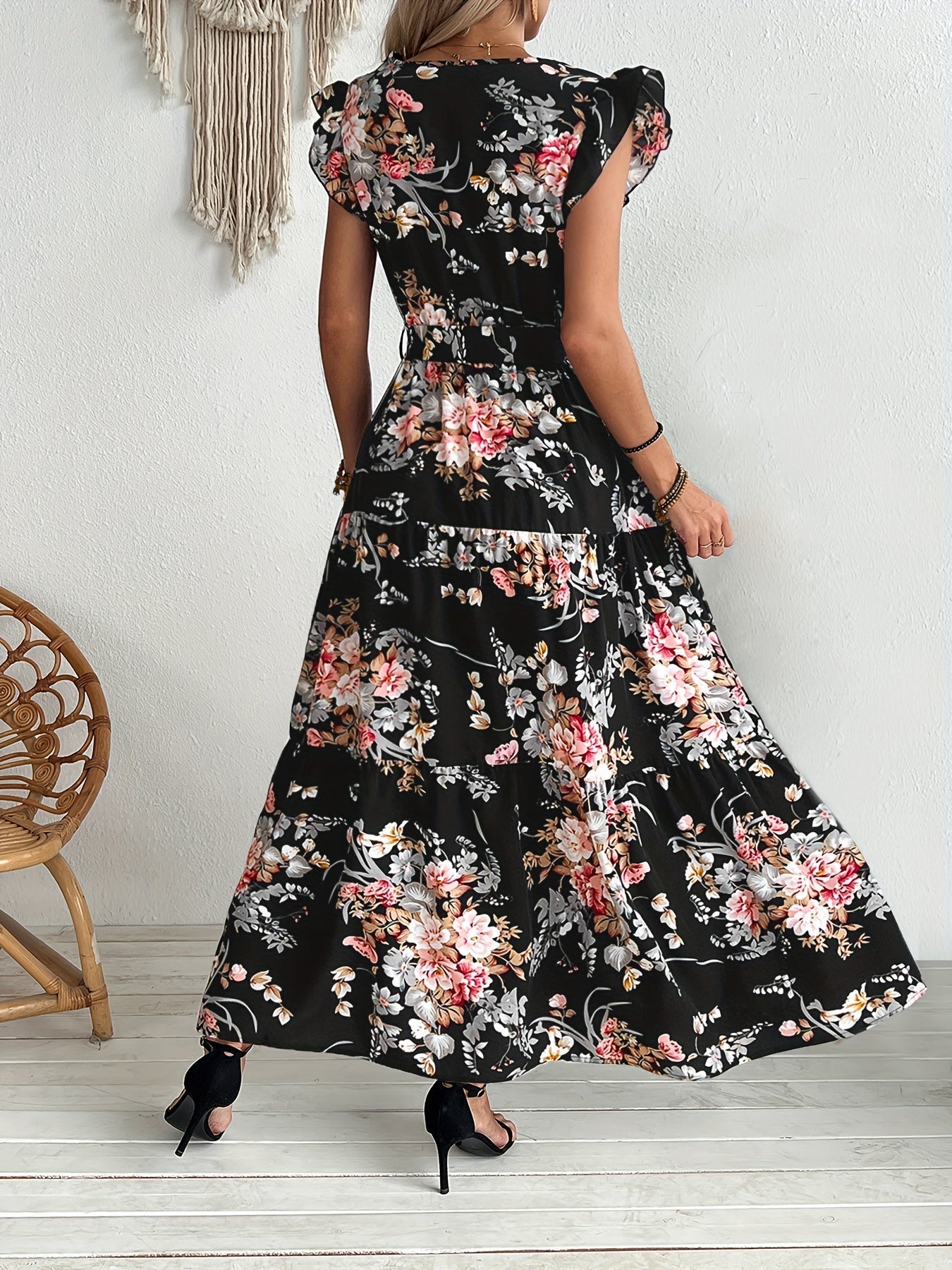 Schwarzes Blumenprint-Kleid mit Gürtel Elegantes Sommerkleid