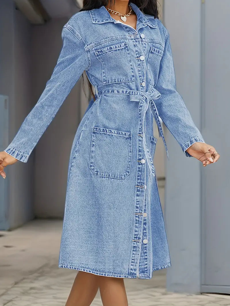 Blaues langärmeliges Denim-Kleid mit aufgesetzten Taschen