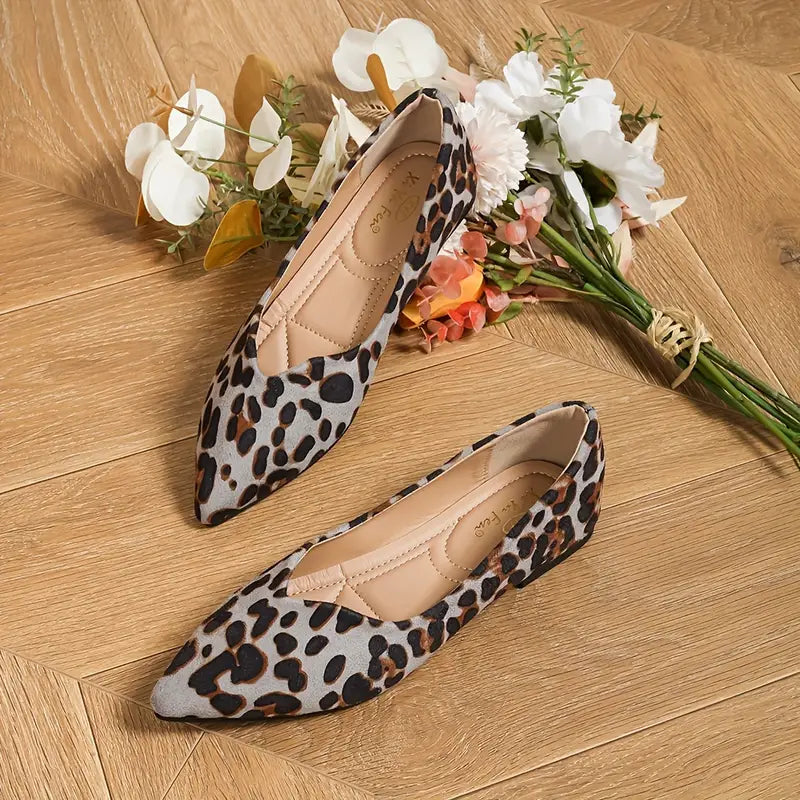 Stilvolle und leichte spitze Ballerinas mit Leopardenmuster