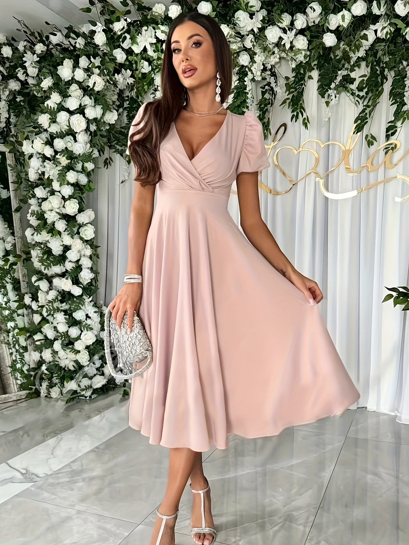 Swing-Kleid – Elegantes Sommerkleid mit V-Ausschnitt, Puffärmeln & Taillierter