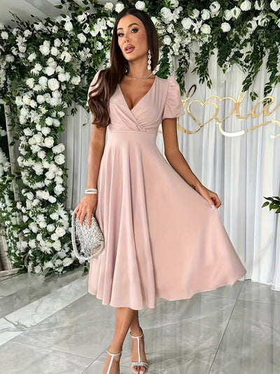 Swing-Kleid – Elegantes Sommerkleid mit V-Ausschnitt, Puffärmeln & Taillierter