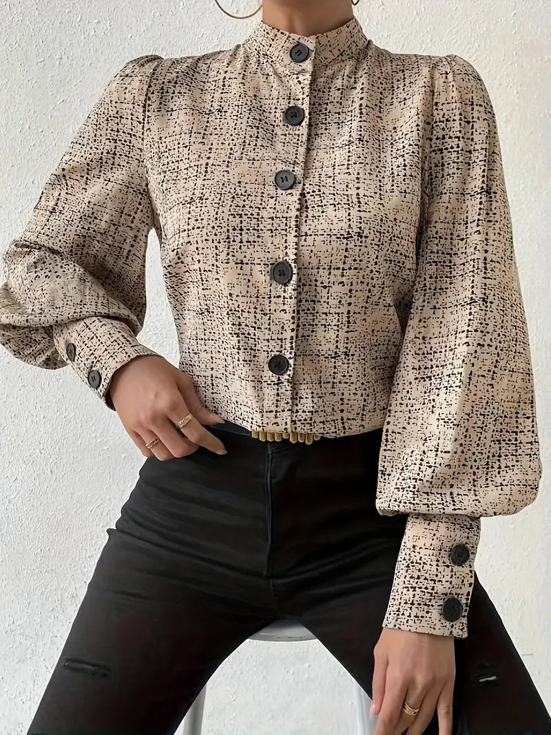 Bluse mit Rüschenbesatz und lebendigem abstraktem Print