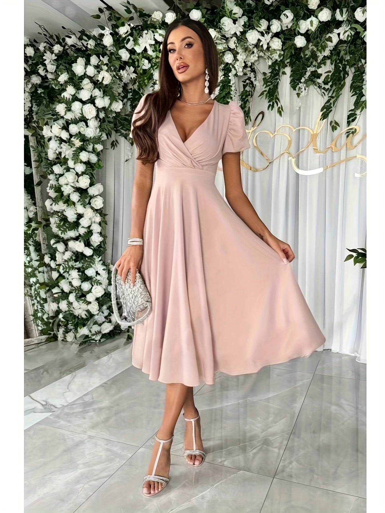 Swing-Kleid – Elegantes Sommerkleid mit V-Ausschnitt, Puffärmeln & Taillierter