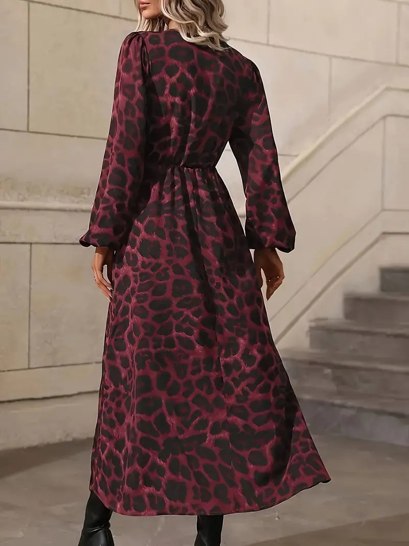 Ausgestelltes, raffiniertes Kleid mit Leopardenmuster und Kreuzausschnitt