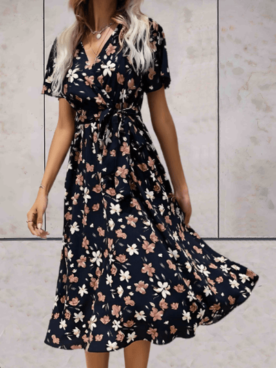 Bella: Kleid mit V-Ausschnitt, Blumendruck und Taillenband