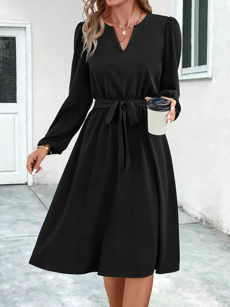 Kleid mit Bindegürtel und Laternenärmeln