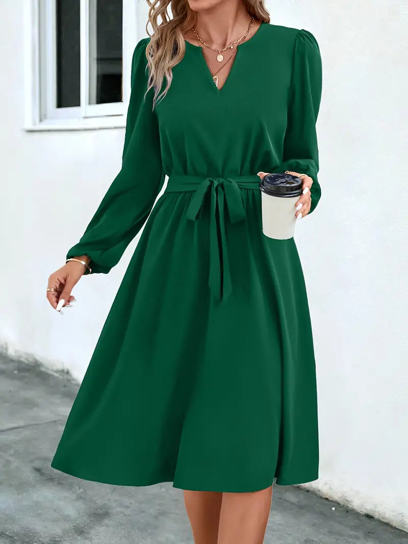 Kleid mit Bindegürtel und Laternenärmeln