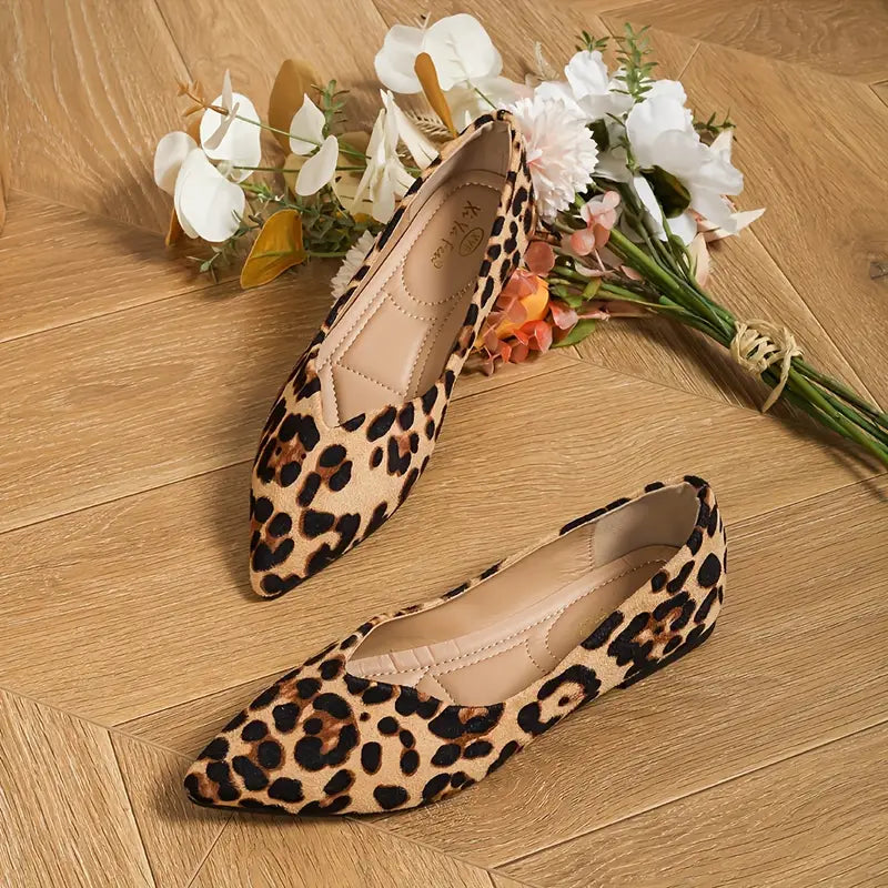 Stilvolle und leichte spitze Ballerinas mit Leopardenmuster