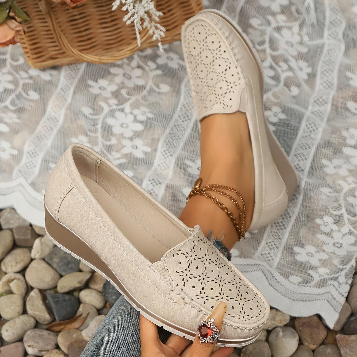 Beige Slip-On Loafers für Damen – Atmungsaktive Wedge Mokassins