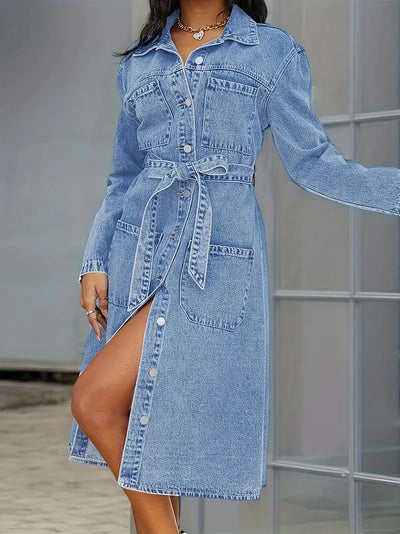 Blaues langärmeliges Denim-Kleid mit aufgesetzten Taschen