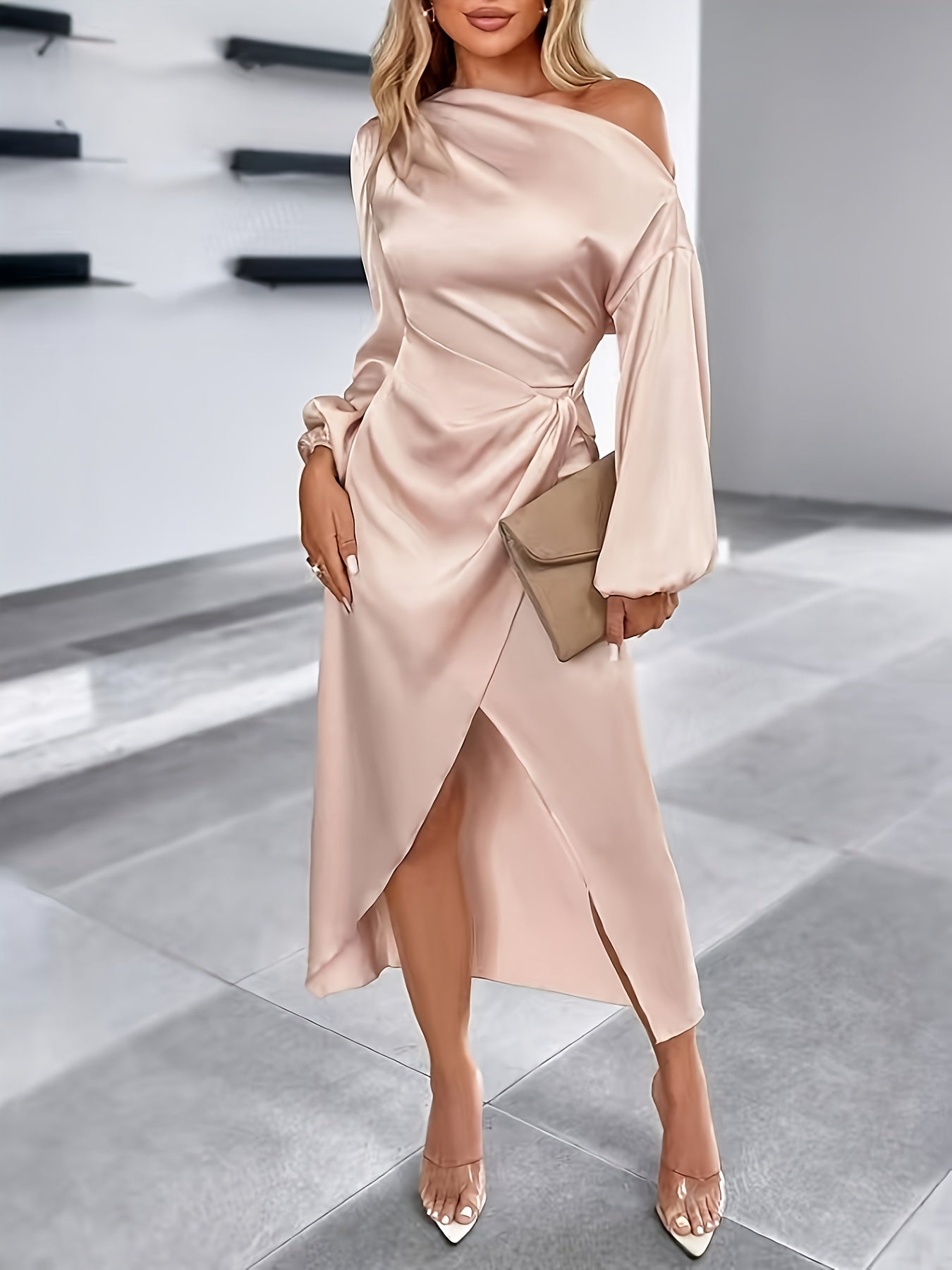 Off-Shoulder Satin-Kleid für Damen – Asymmetrischer Ärmel, Hoher Schlitz, Taillendrehung