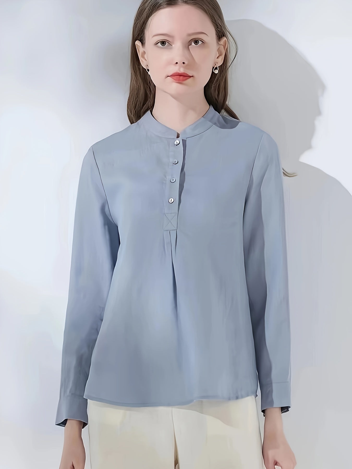 Hellblaues Leinenhemd für Damen – Elegantes Langarmshirt mit geteilten