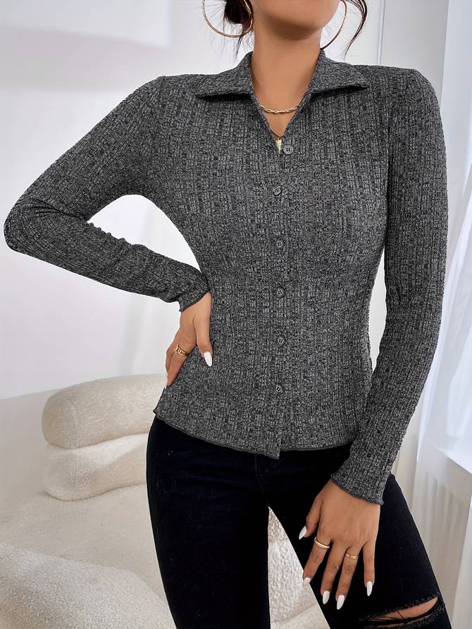 Strickjacke mit Knöpfen und Kragen