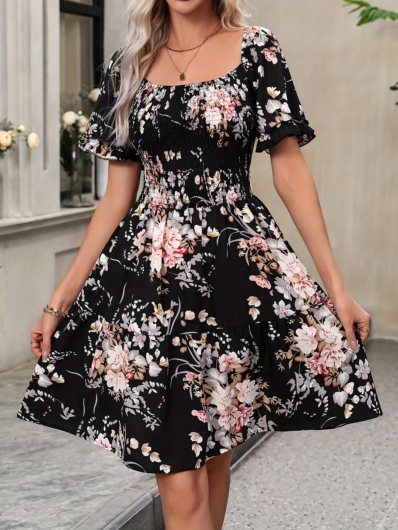 Schwarzes Blumenkleid mit Rüschen Quadratischer Ausschnitt