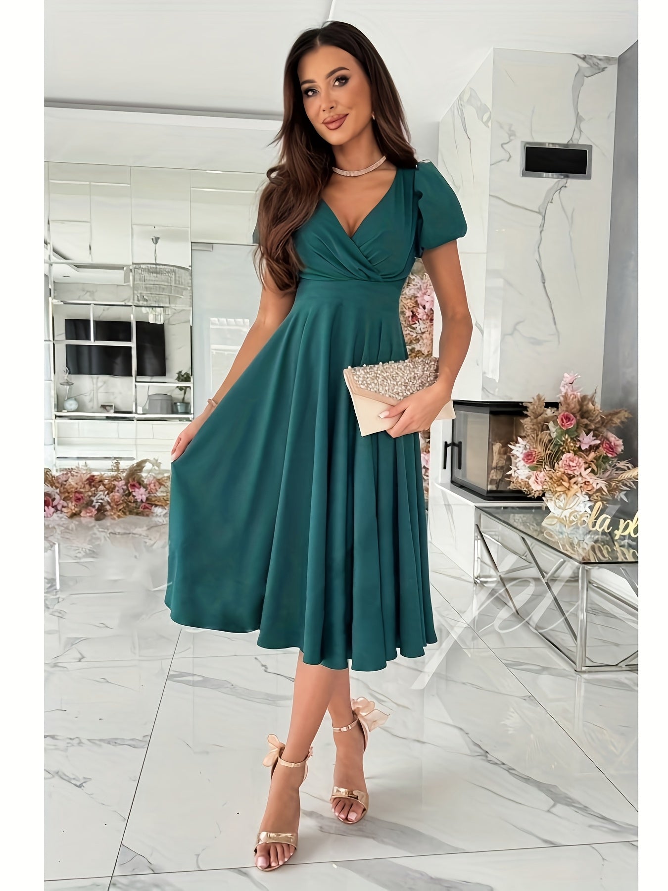 Swing-Kleid – Elegantes Sommerkleid mit V-Ausschnitt, Puffärmeln & Taillierter