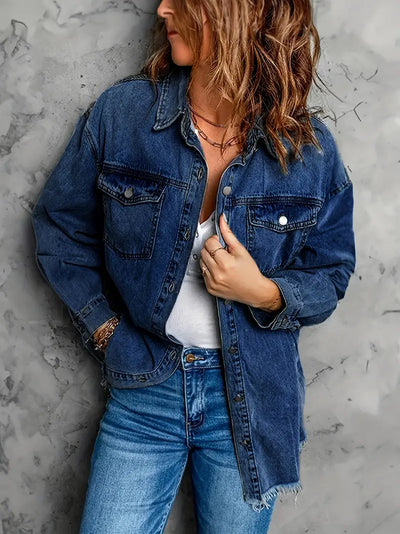 Denim-Jacke mit ausgefranstem Saum und Revers und Pattentaschen