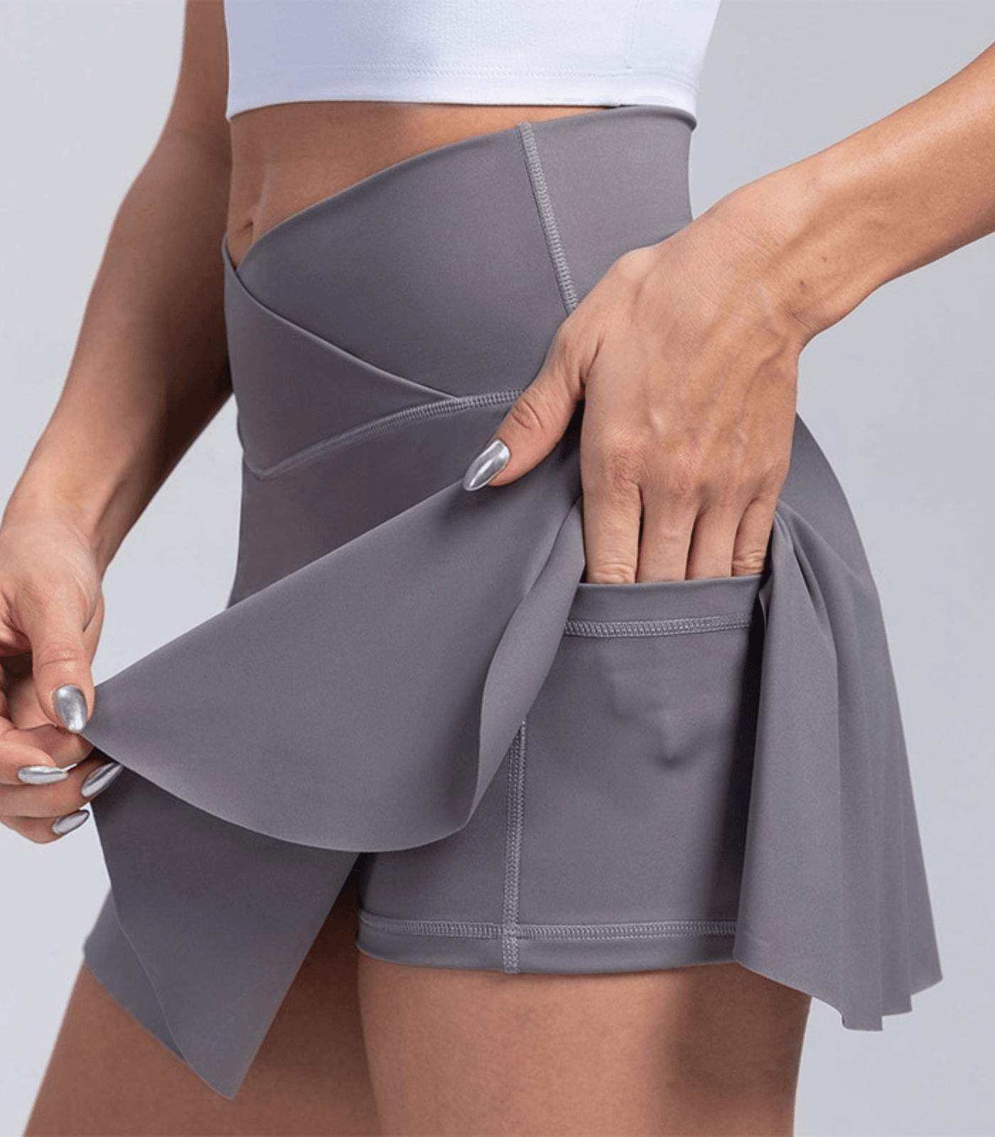 V-Taille plissierter Tennisrock mit Taschen